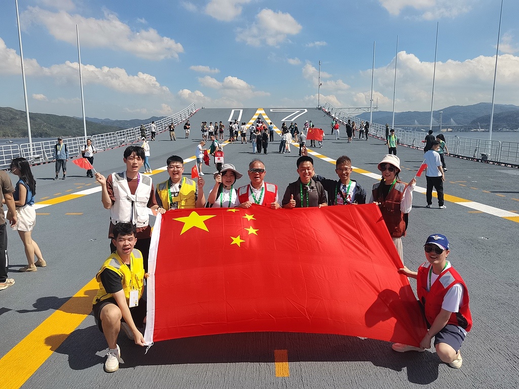 与舰载战机合影留念，和海军官兵同唱歌曲，“山东舰停在家门口激发香港青年爱国情”