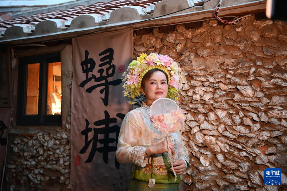 福建蟳埔村：簪花如潮涌 古村焕新生