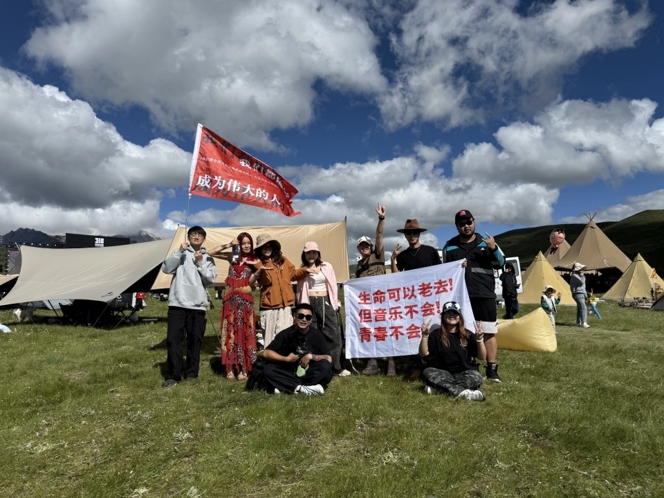 夏季之旅好去处  四川甘孜邀你融入草原