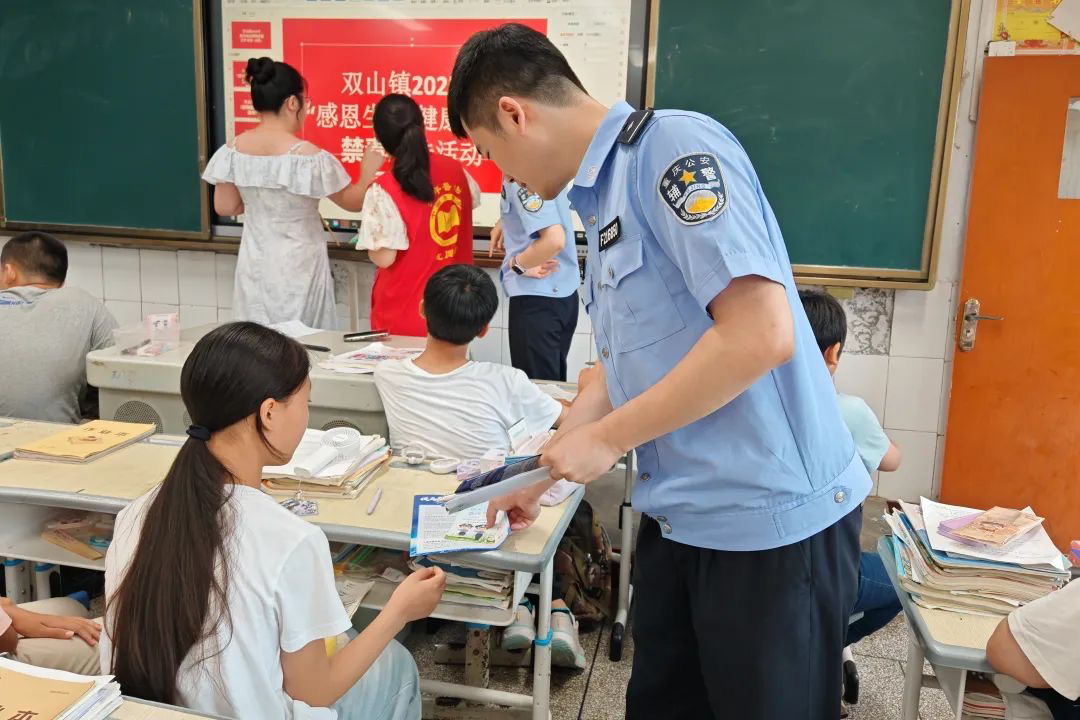 暑假将至 重庆铜梁公安进校园送上“安全大礼包”