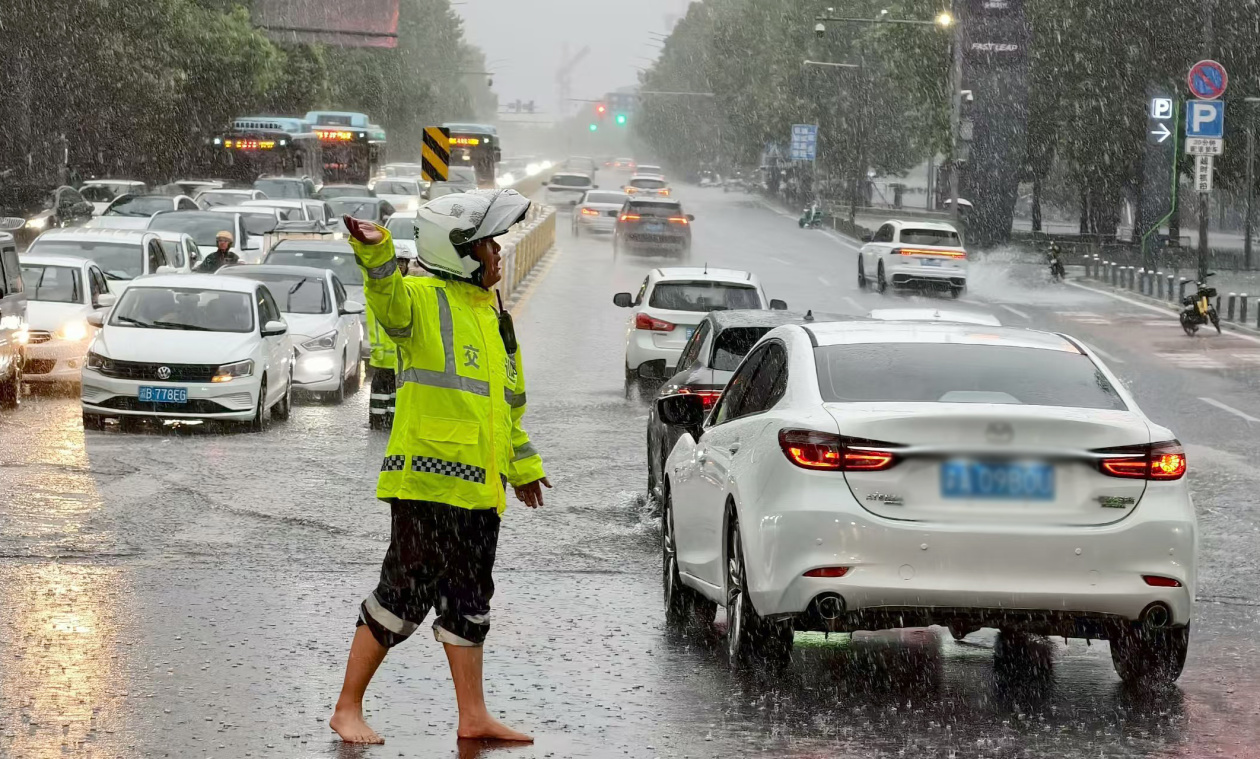 阳光下的守护丨重庆高新公安化身暴雨里的“逆行者”