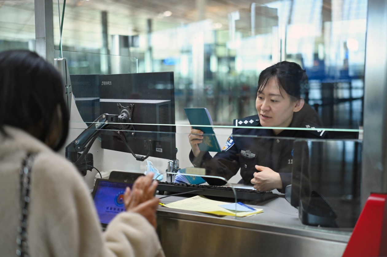 北京口岸今年入出境外国人破100万人次
