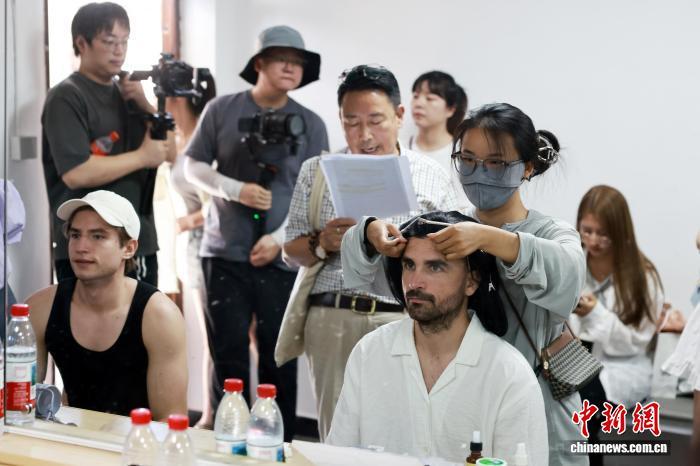 浙江东阳：国际友人体验微短剧拍摄