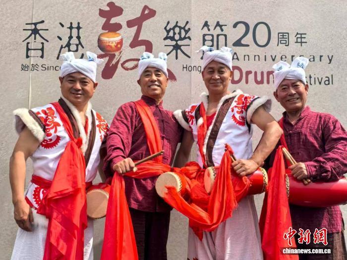 黄土地上红绸飞 且听锣鼓震天响