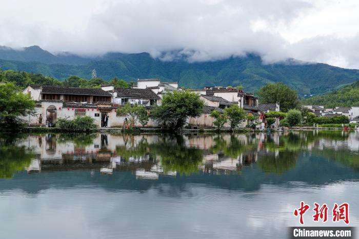 安徽黟县：水墨宏村 烟雨入画