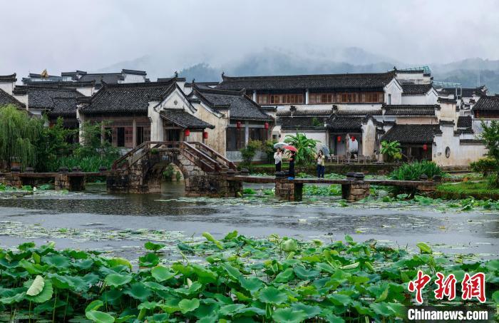 安徽黄山：烟雨落古村