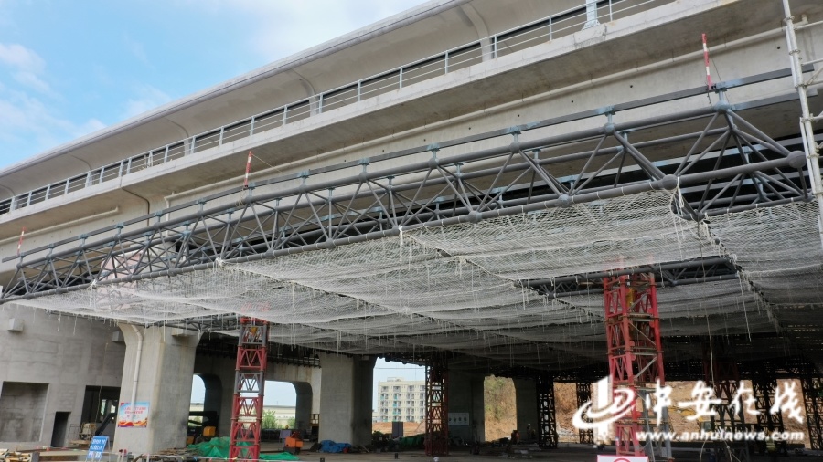 巢马城际铁路马鞍山南站桥下站房 钢结构网架顺利顶升完成