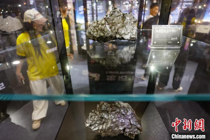 矿物宝石化石博览会在南京举办 汇聚国内外奇石异宝