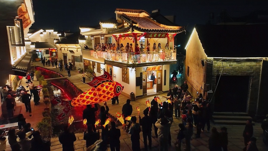 九华山“清凉游”备受游客热捧 “福字墙”掀起打卡狂潮