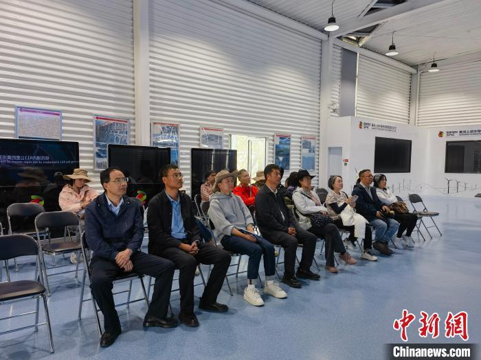 港媒代表探访青海海南光伏产业园 见证戈壁滩上创造绿色奇迹