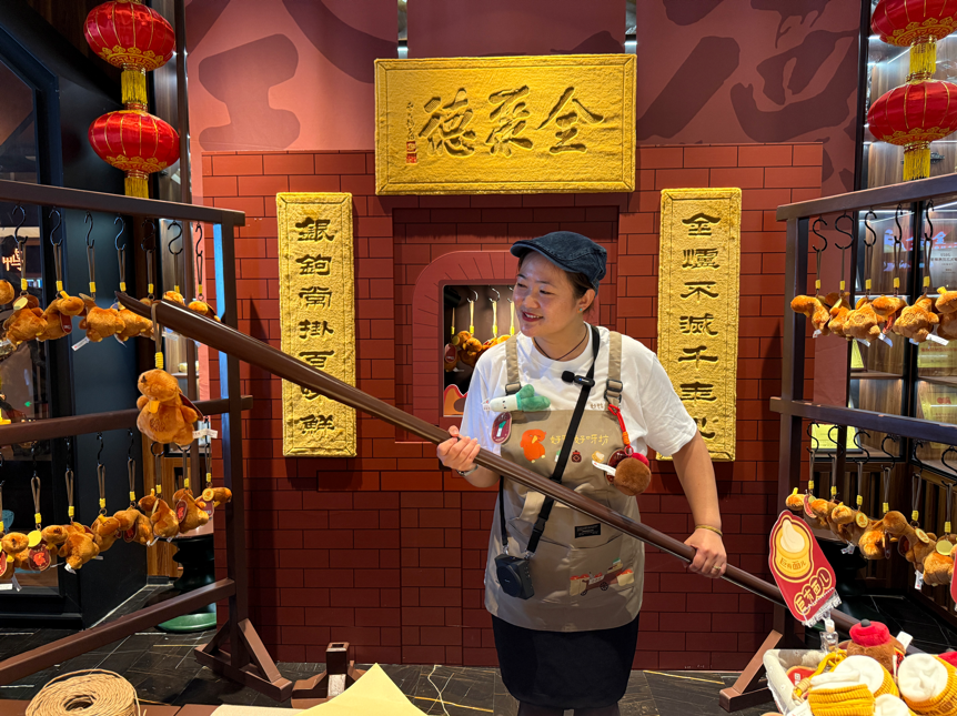 全聚德“北京烤鸭”系列文创首发 毛绒烤鸭化身社交新宠