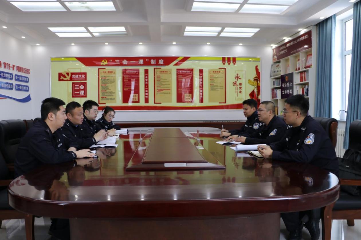 晨雾中的护鸟人：根河民警织密防护网   守护候鸟迁徙生命线