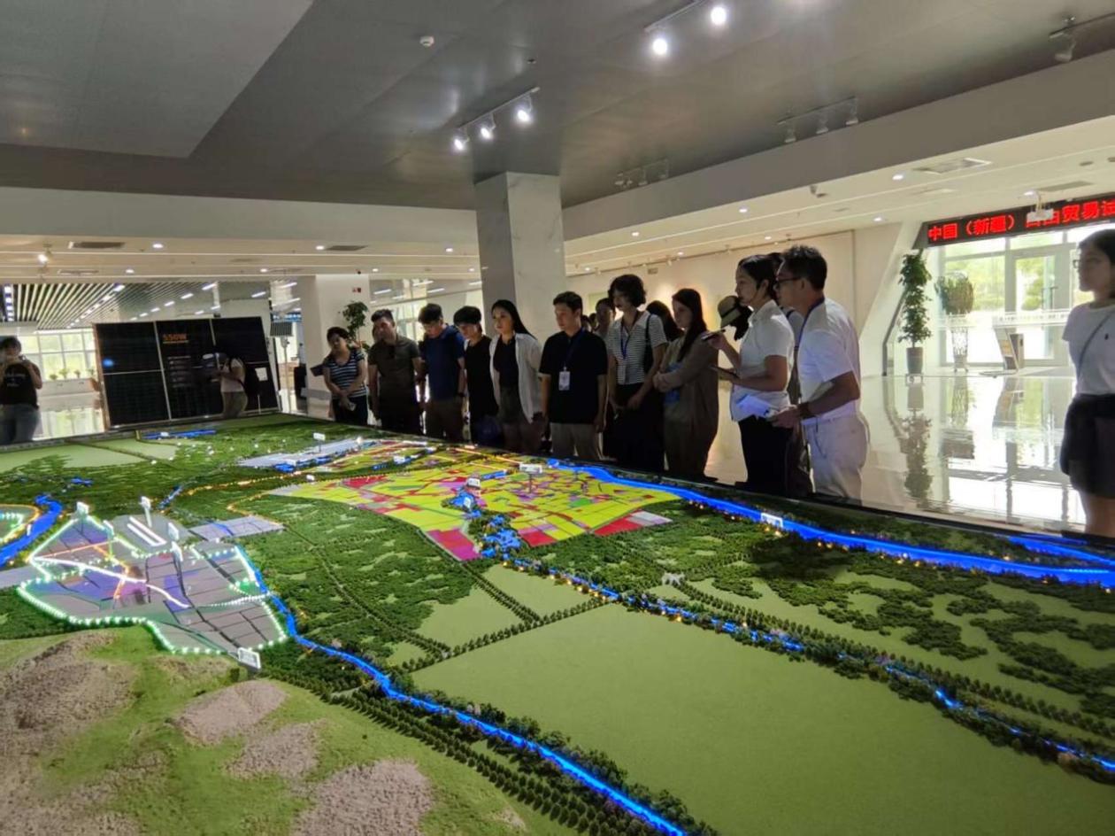 精彩新疆·丝路有约丨“通八国、连欧亚”，喀什开放图景引中外记者博主赞叹