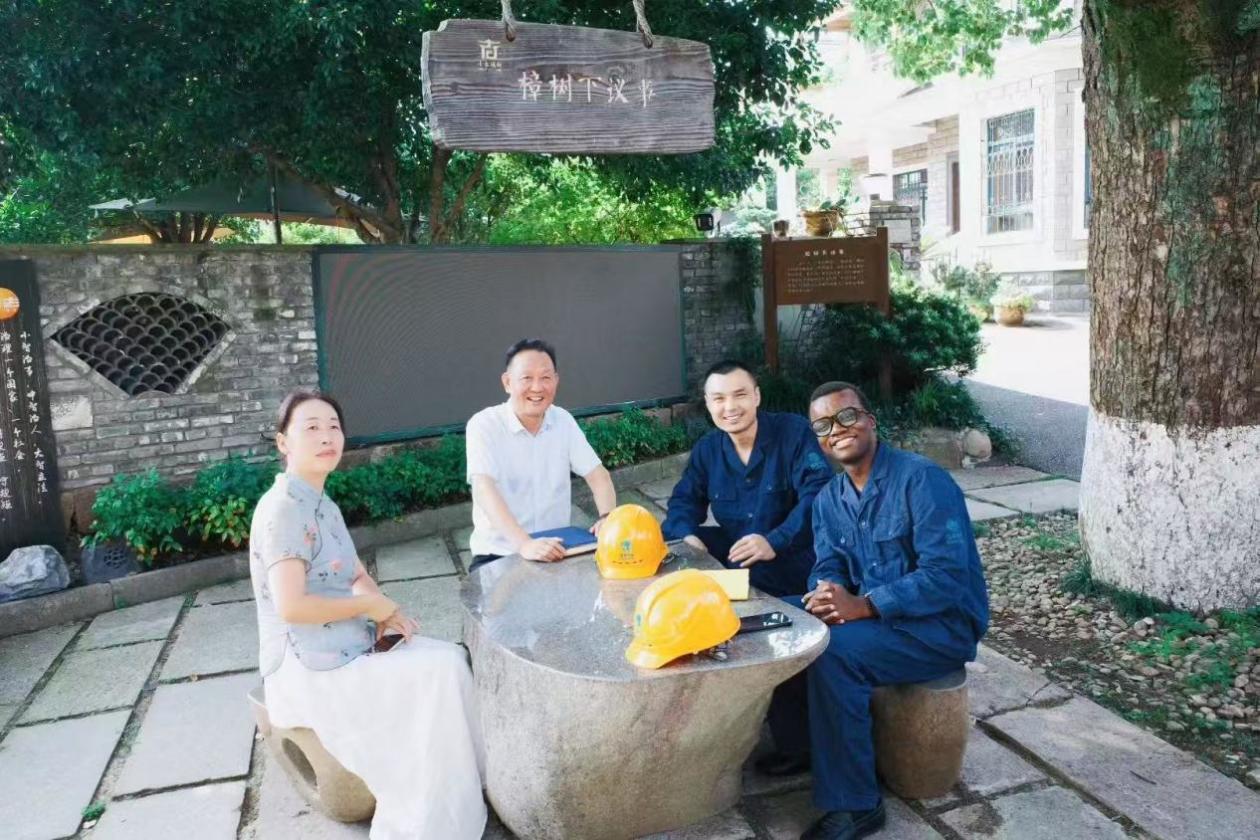 非洲博士点赞中国：一棵樟树下的“两山”魔法