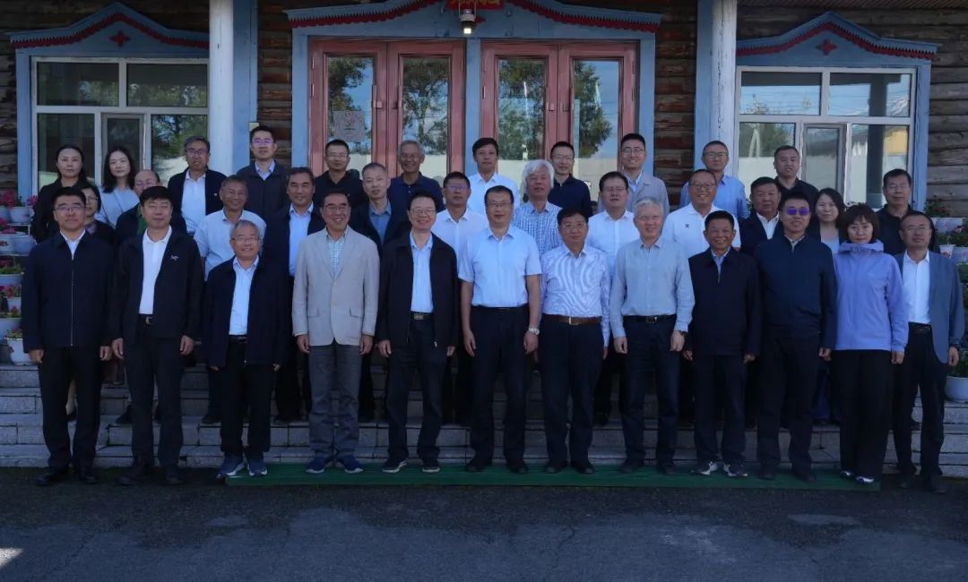 内蒙古科技“突围”工程油菜育种项目启动  “北亚油谷”产业战略研究推进会顺利召开
