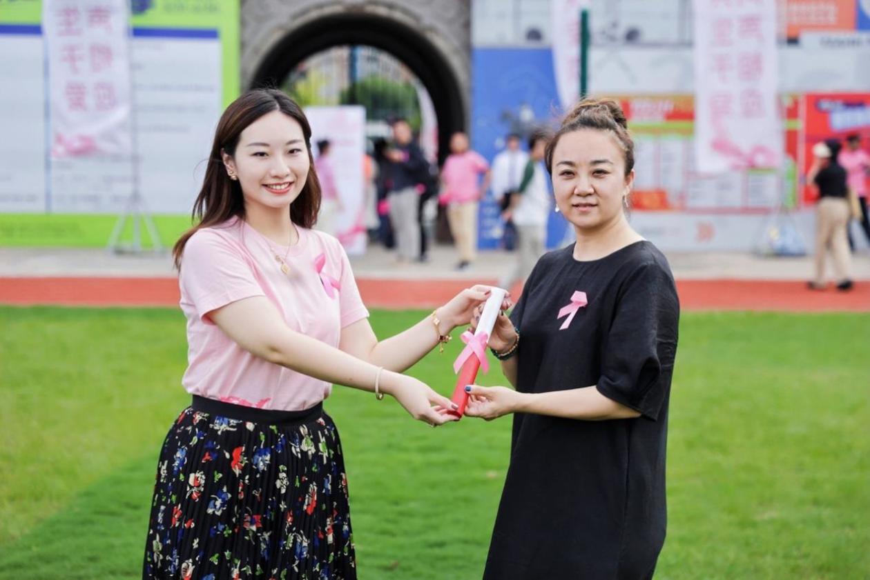 点亮粉红，接力“奔复”——“乳腺健康关爱”项目走进复旦大学