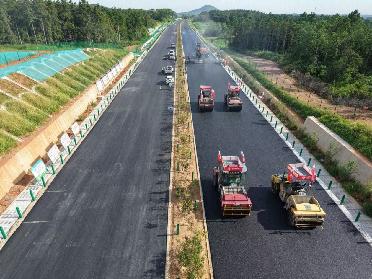 天天高速无为至安庆段正式迈入路面施工收官冲刺阶段