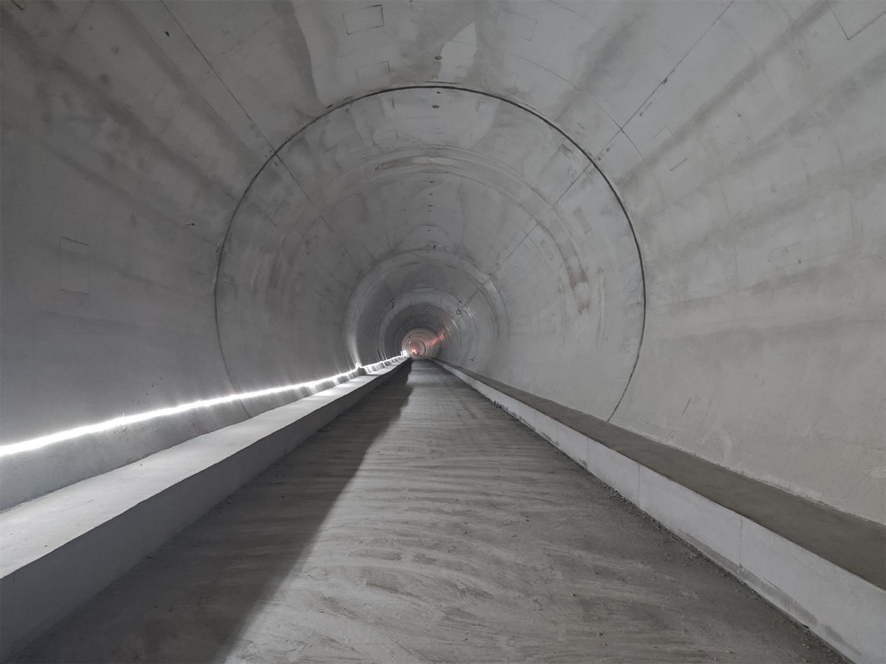 天山胜利隧道出口端中导洞混凝土路面施工完成