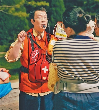 “走到哪里，就把‘急救地摊’支到哪里”