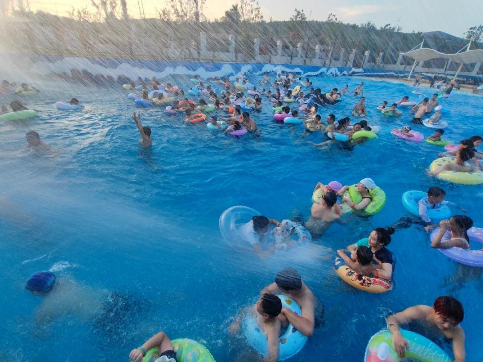 盛夏之巅！游人在河南汝阳亲水避暑
