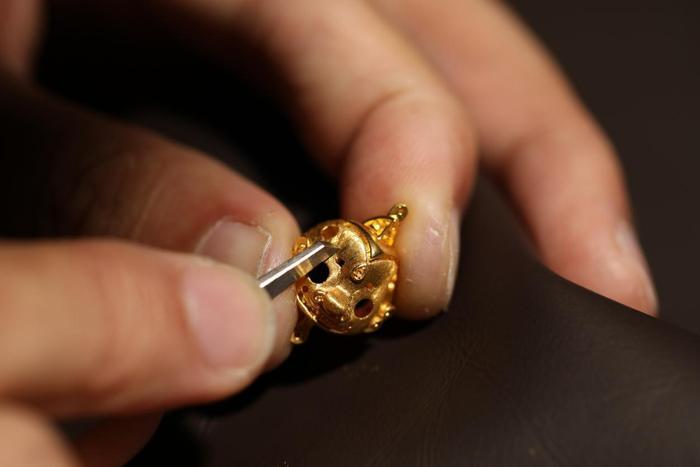方寸金辉流转日常:君佩珠宝级黄金的佩戴哲学