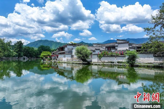 安徽黟县：蓝天白云入画景