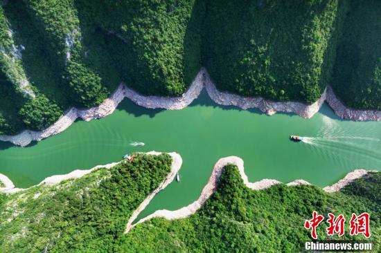 湖北巴东：“绿绸”绕青山 风景如画卷