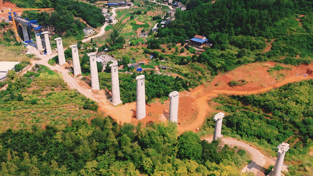 中交一公局集团宜昌三峡疏港铁路项目王胡冲大桥合龙