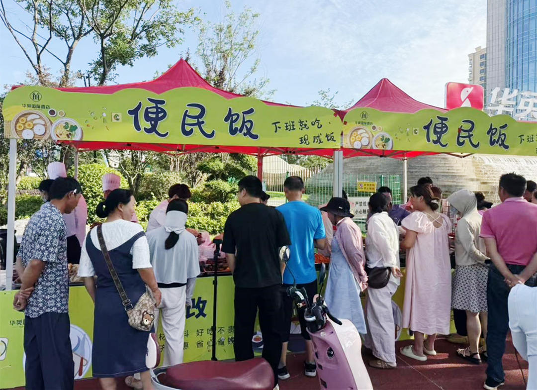 “路边摊”燃旺烟火气 “便民饭”激活消费力
