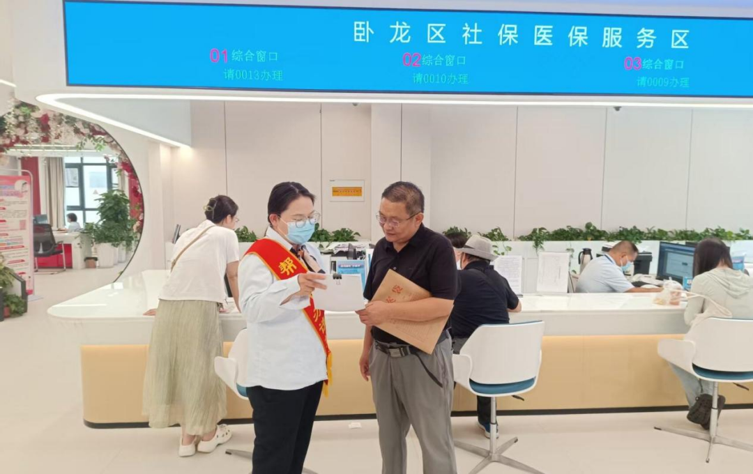 南阳卧龙:帮办代办服务提升群众办事体验