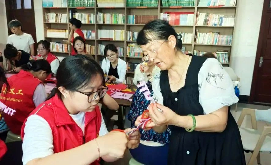 河南辉县：青春遇见非遗 传承剪纸艺术