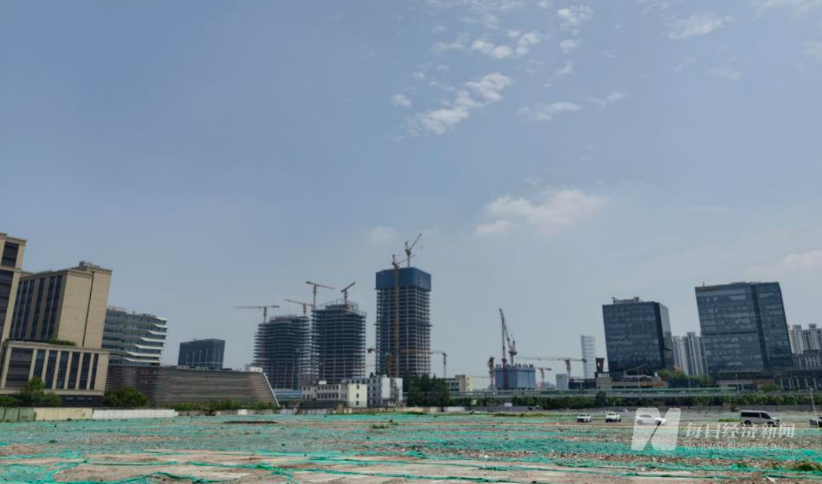 一年前普通市区老破小，一年后地价超523亿元，上海史上最大单地块旧改有什么看头？