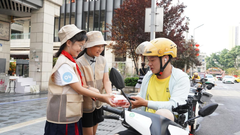 万象小义工夏日送清凉 让“城市友好”可持续生长