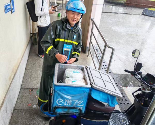 台风来袭，淘宝闪购、饿了么联合乐扬公益启动应急预案准时送达千份助老餐​