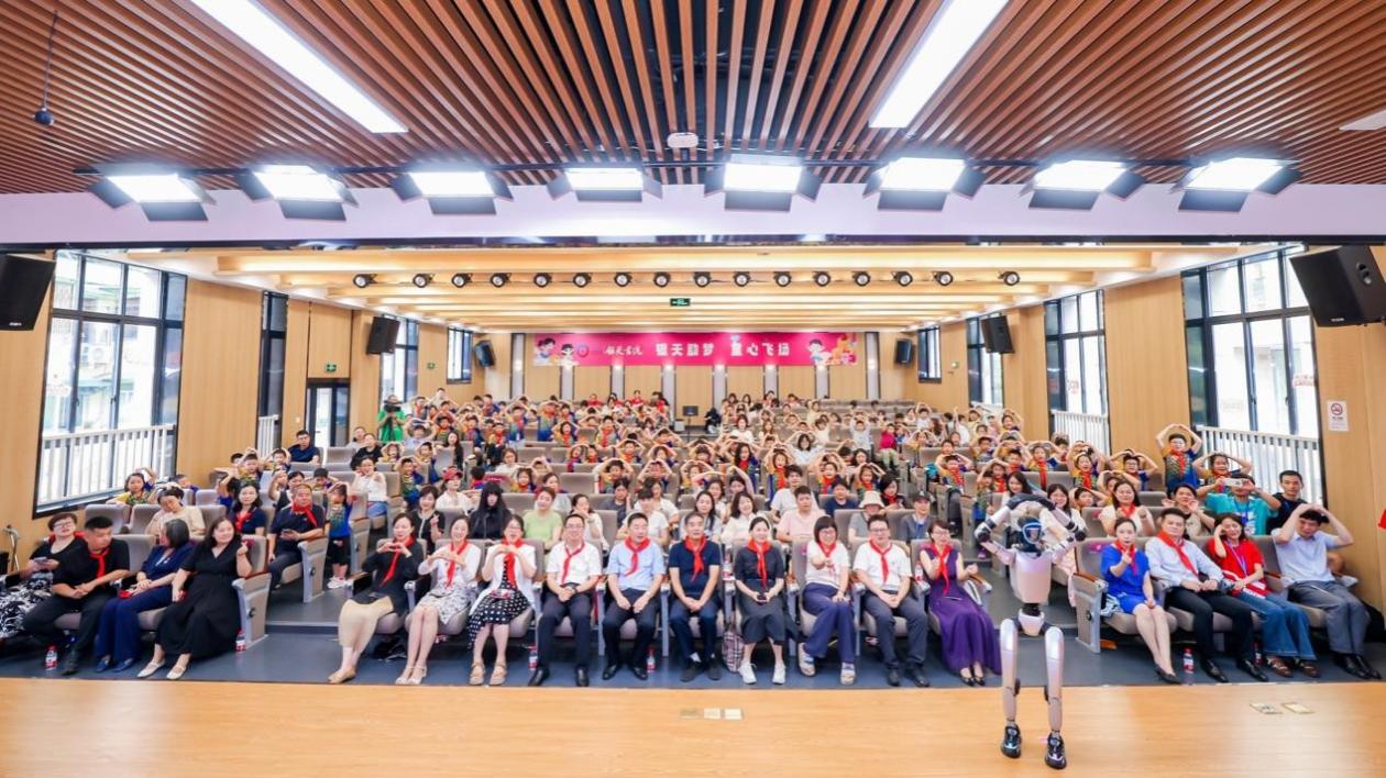 机器人助阵 银泰百货公益夏令营守护孩子快乐暑假