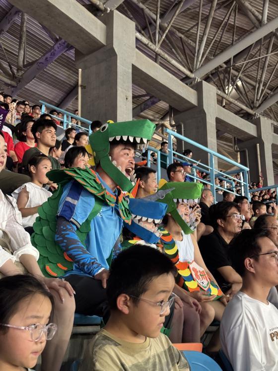 常州的外卖餐箱宝宝长大了，全家化身恐龙战队来为苏超加油