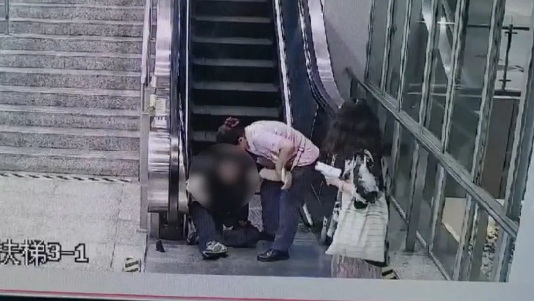 事发轨交11号线，老人在自动扶梯上突然晕倒……