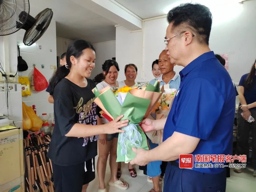 大学校长亲自送去录取通知书！广西“守摊女孩”的故事，看哭了……