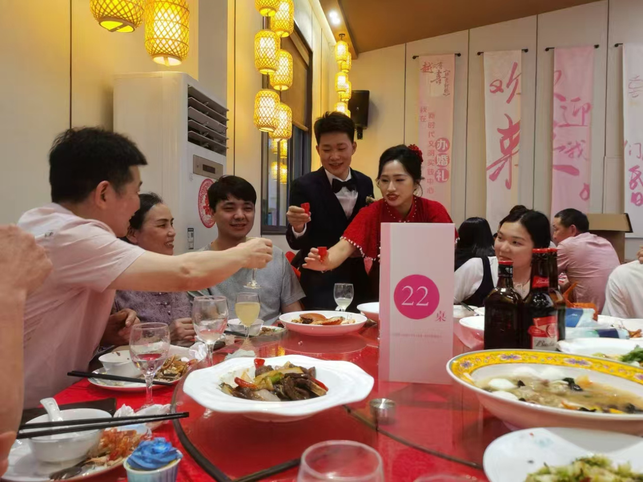 绍兴“00后”新人自己主持婚宴，2分钟就宣布吃席，网友：简单大方又实际