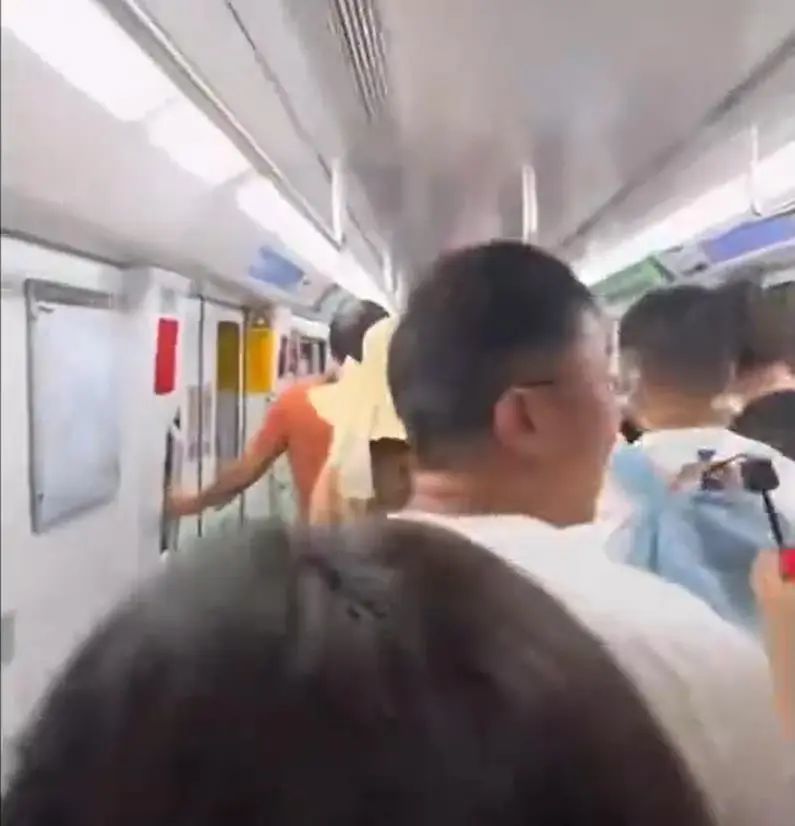 厦门地铁一车厢内充电宝冒烟，乘客紧急避险，地铁方：请乘客购买正规品牌充电宝