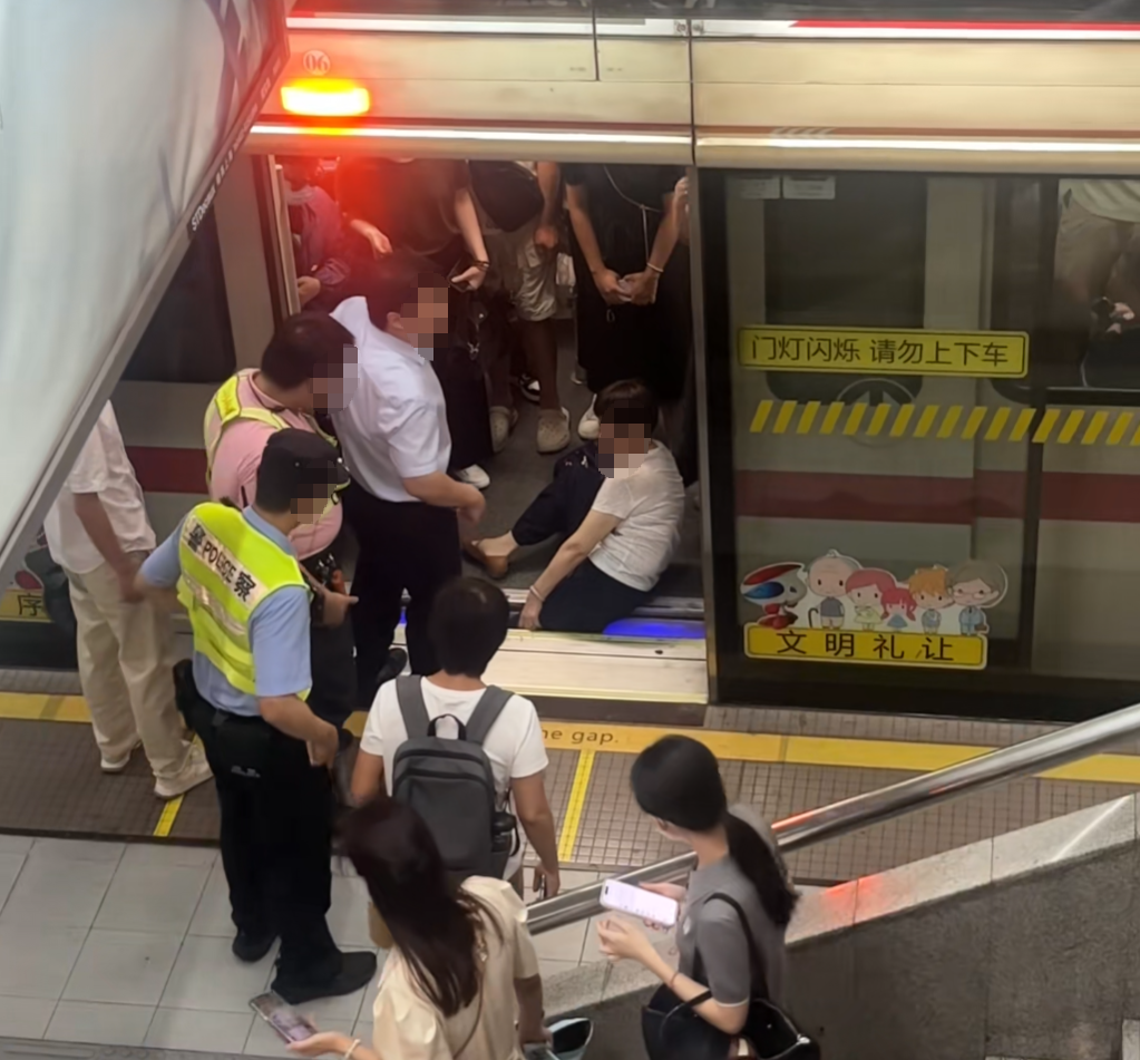 上海地铁1号线突发！乘客整条腿瞬间被卡，最新消息