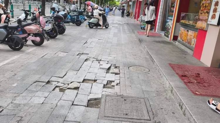 上街沿到处是坑洼、积水！家门口这条300米路让市民直呼“颠簸难行”