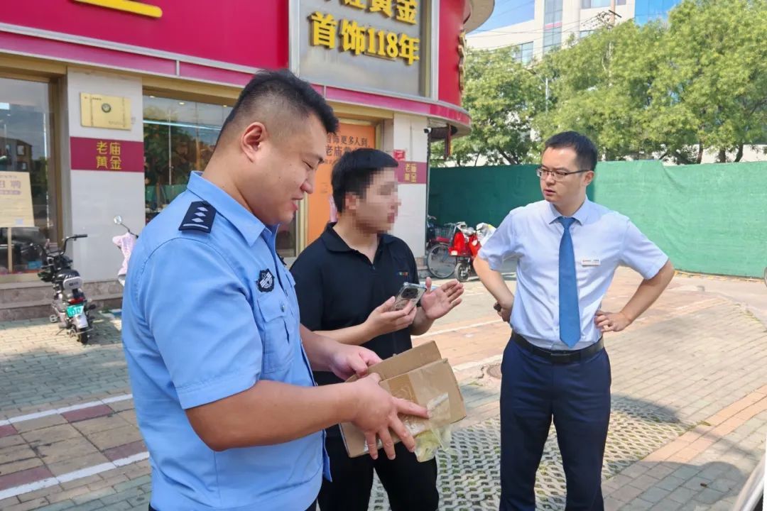 出了银行，他在街头被拦下！被民警带回反诈唤醒室，终于意识到被骗……