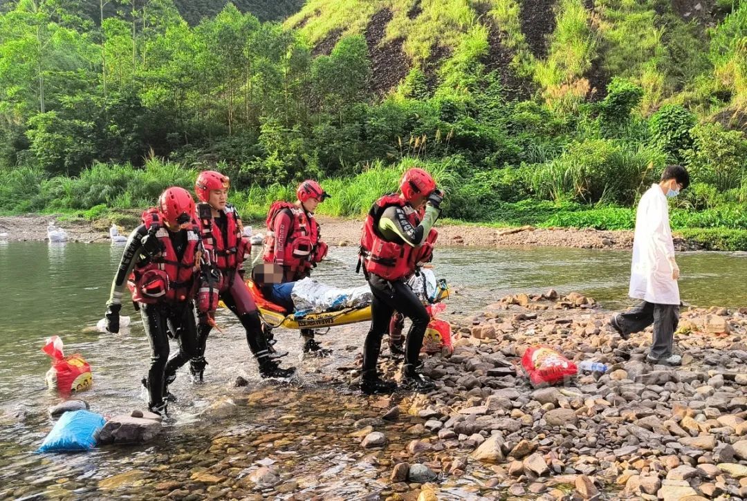 不要盲目去！广西39人徒步穿越金秀峡谷，一人摔伤又中暑昏迷