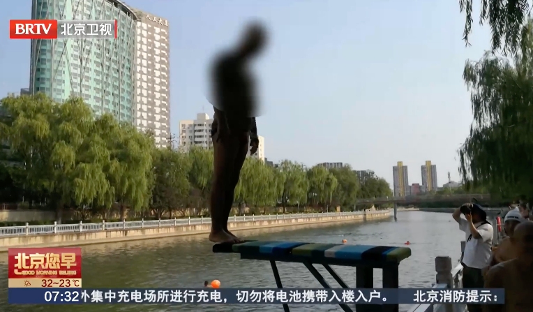 北京小龙河溺亡刚发生，岸边又见下水人！保安：根本劝不住……