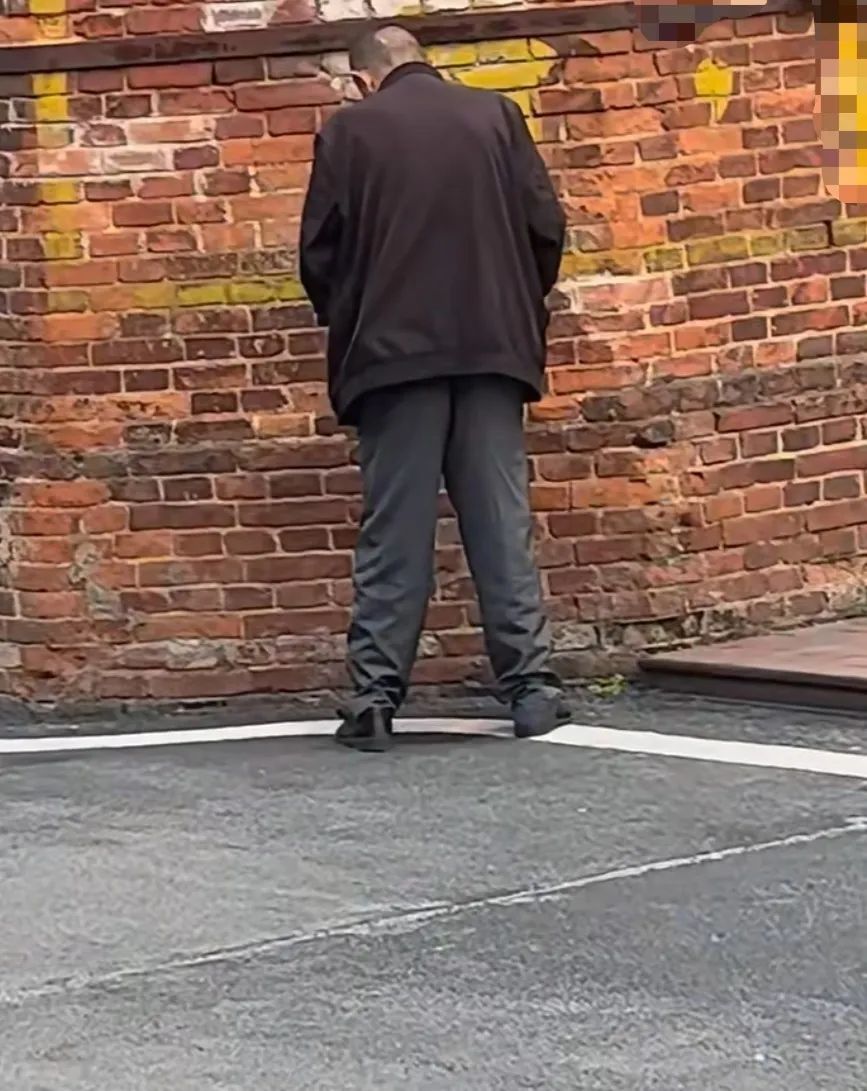 男子在景德镇陶溪川文创街区当街小便，7岁女孩直呼“恶心”！景区：开放街区难以避免，已第一时间冲洗现场