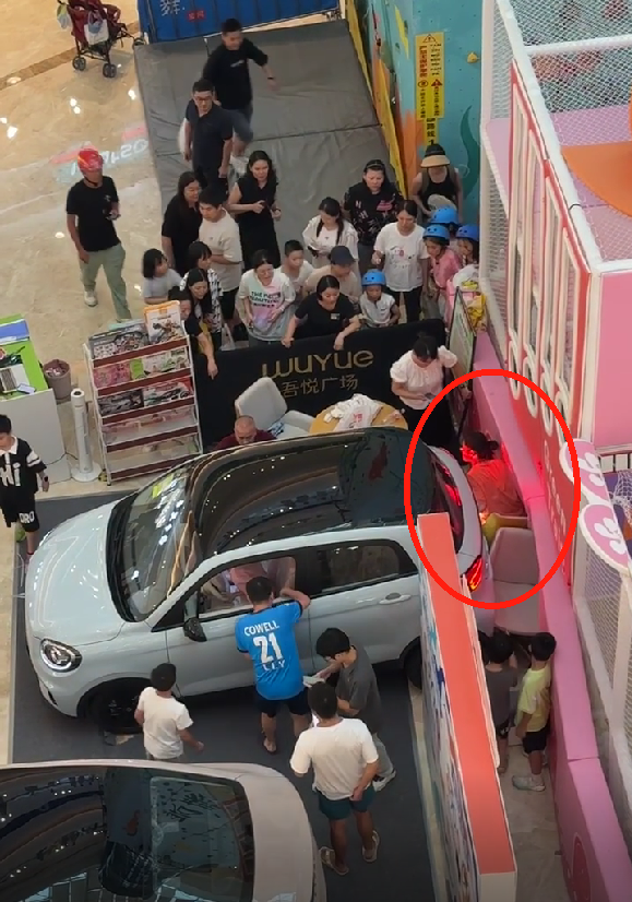 江西南昌一商场零跑展车在被试乘时突然启动倒车，商场：未打开展车模式，警方已介入，车企回应