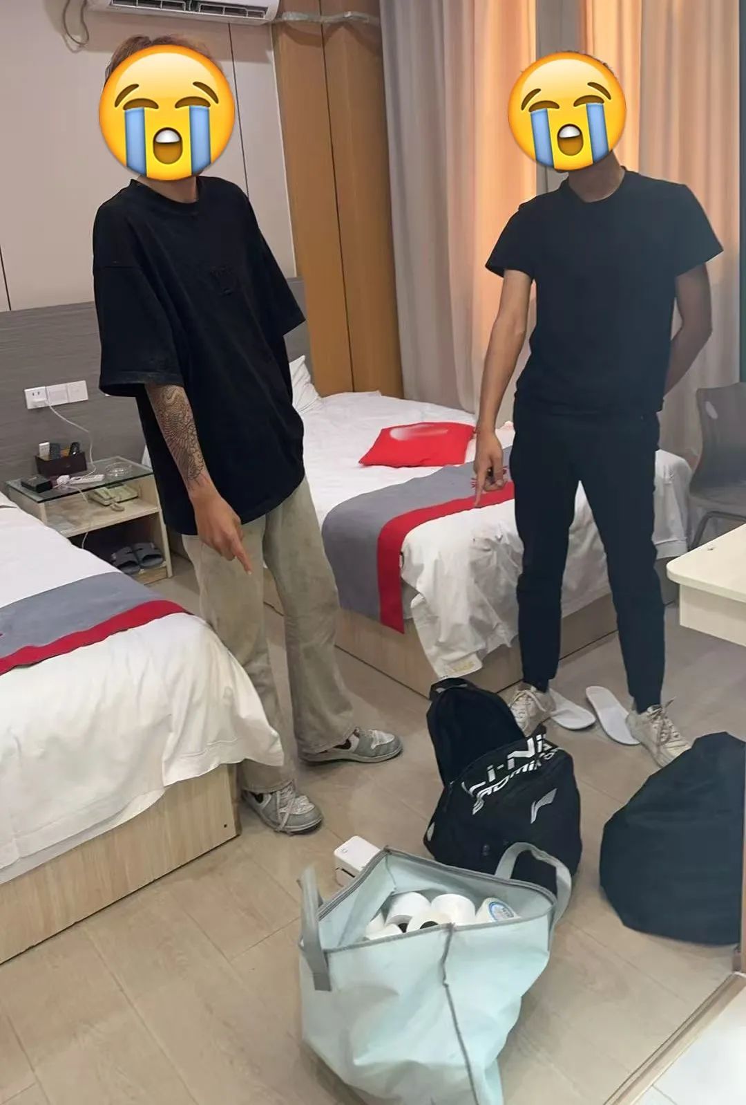 张贴小卡片，3人被抓！
