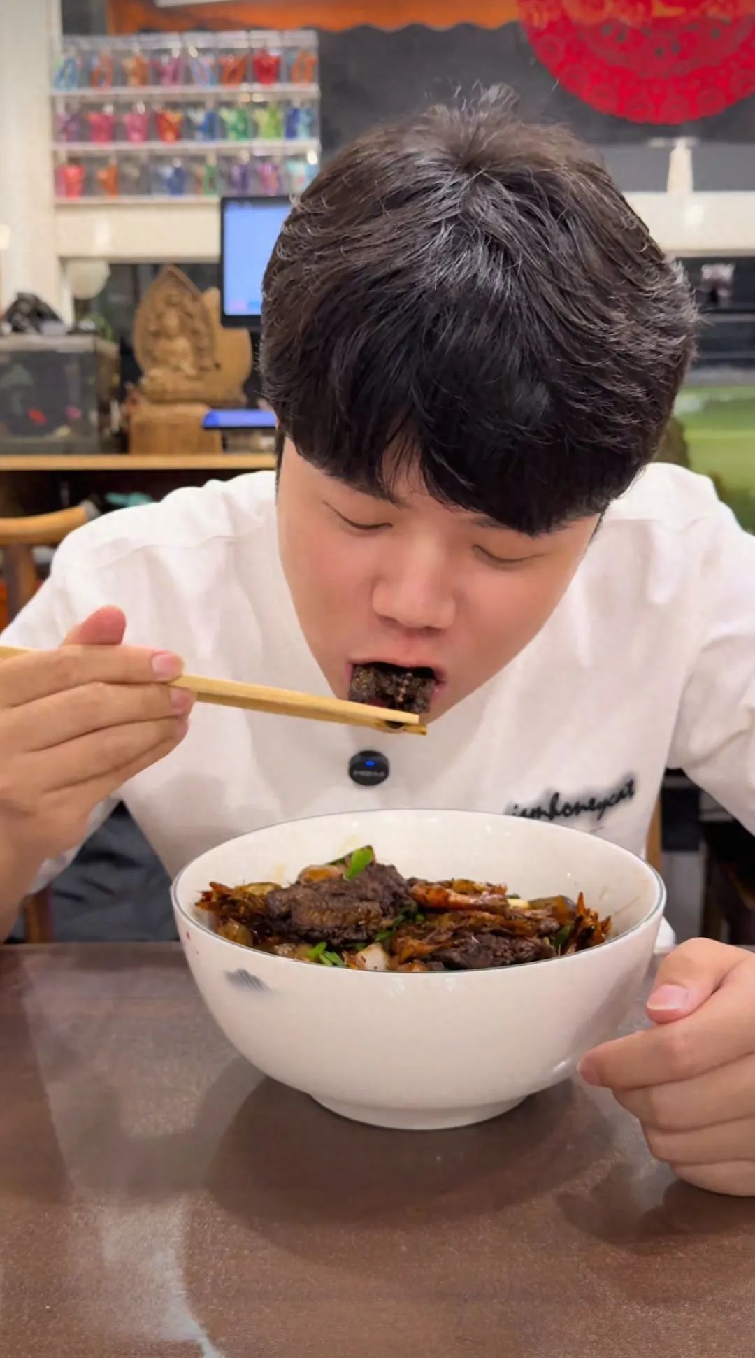 杭州一面馆558元一碗面引争议，店主：探店视频有剧本，明码标价每天卖很多份