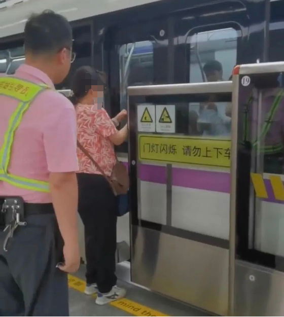 上海地铁惊险一幕！5号线被逼停？这种行为太危险，曾多次致人死亡